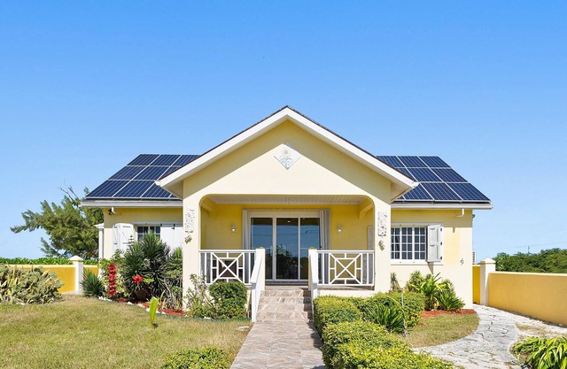 The Sunflower Villa – 3BR Beachfront in Grand Turk
