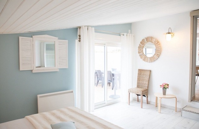 THE TERRACE *** Heart of town, seaside in St Gilles cross of life
