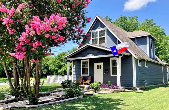 The Texas Bluebonnet 3 Bdrm 2-Story Home in Historic Downtown McKinney Area