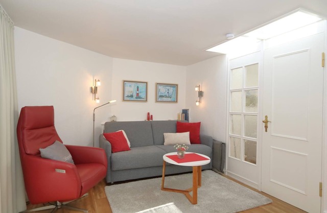 The thatched "Friesenhaus" from 1693 is located in the historic part of Westerland on a wonderfully overgrown plot. In the house there are 3 completely renovated and newly furnished 2-room apartments, which are rented out by us. To the.