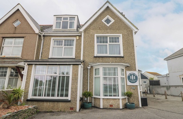 THE THREE TEES, pet friendly, character holiday cottage in Newquay