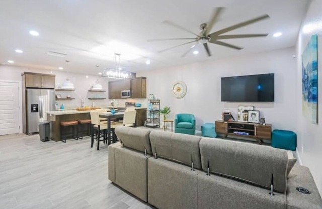 The Tiffany-New TownhousenSleeps 6, 3-Bedrooms-2 1/2 Baths, Open Concept, Comfy