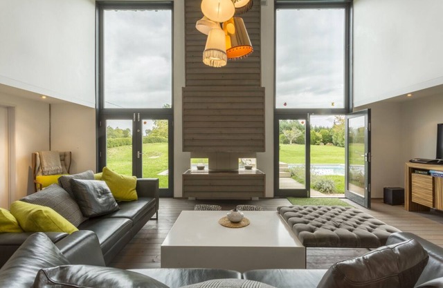 The Tobacco Barn - Four Bedroom Resort, Sleeps 10