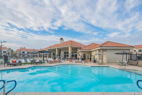 The TPC Dream - Family-Friendly Getaway with Resort Pools & Parking - H2057
