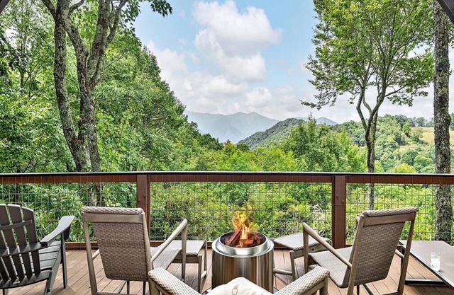 The Treehouse at Cataloochee - Luxury, Mountain Experience at 4,900ft! HOT TUB!