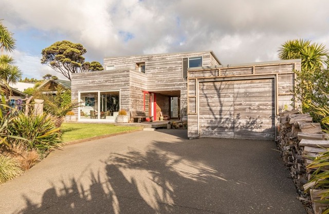 The Treehouse Piha- Architecturally designed home