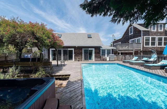 The Twin Fin - Fire Island Beach House with Full Size Pool and Hot Tub