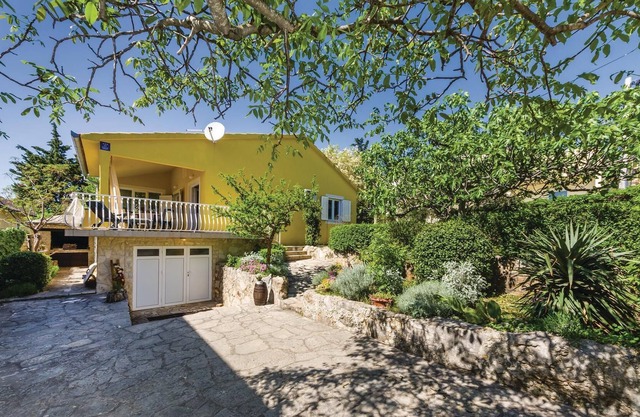 The vacation house is located in the small village Susnjar ll and only about 70 m from the sea and p