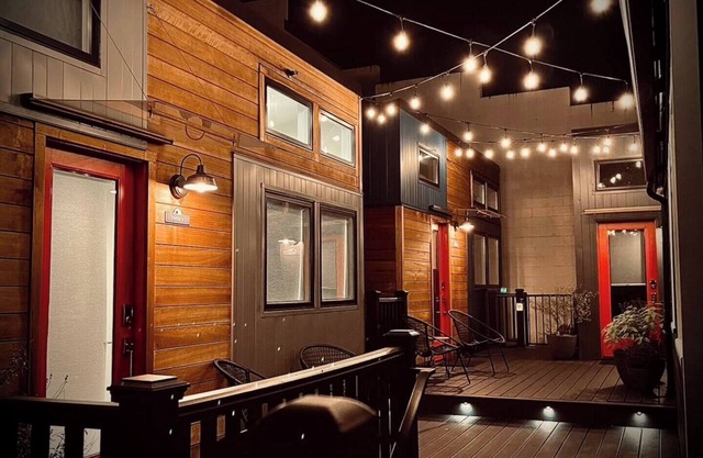 The Vera - Cute Tiny House - AC, WiFi, 96 Walk Score!