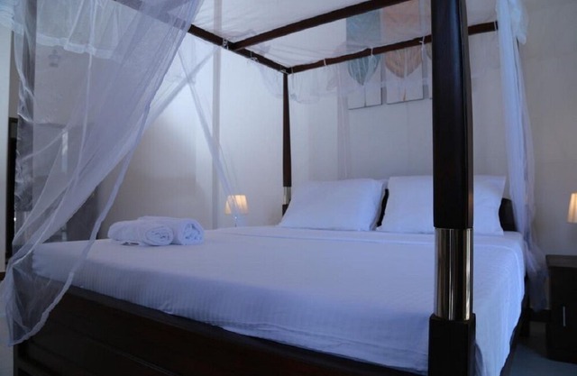 The villa has 6 bedrooms, 1 bathroom, a flat-screen Tv with satellite channels,