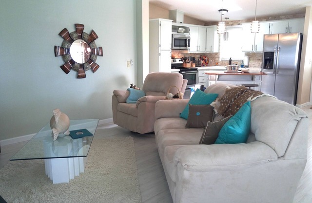 THE VILLAGES, EZ access to shopping + squares, Pet Friendly, remodeled.