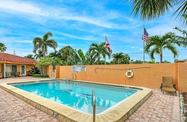The Villas 3B in Holmes Beach - 2BR Condo with Pool - By Island Real Estate Vaca