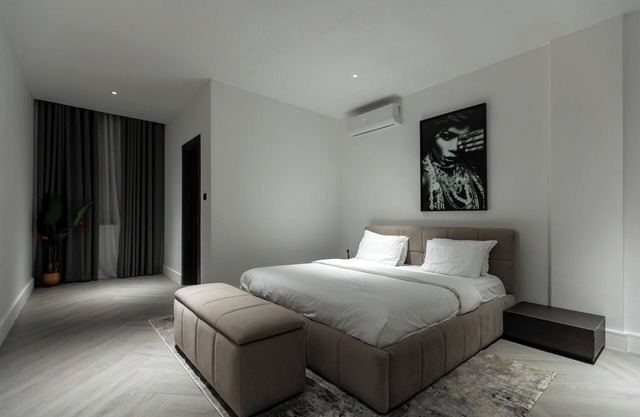 The VVS Apartments - Three-Bedroom Premium Apartment with Balcony