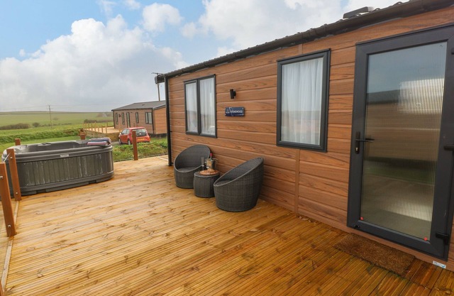 THE WAVES, pet friendly, with hot tub in Little Haven
