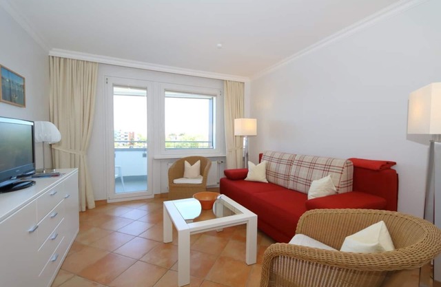The well-appointed vacation apartment in Haus Ankerlicht in Westerland is equipped with a fitted kitchen, a living room, a bathroom with shower cubicle, a bedroom and an east-facing balcony. The view goes far beyond the heart.