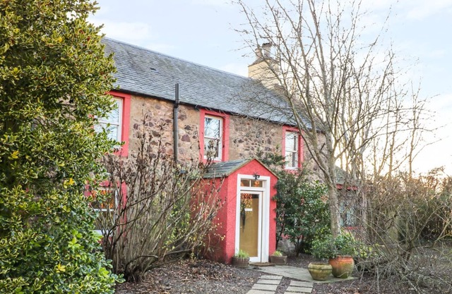 THE WEST WING, pet friendly, character holiday cottage in East Linton