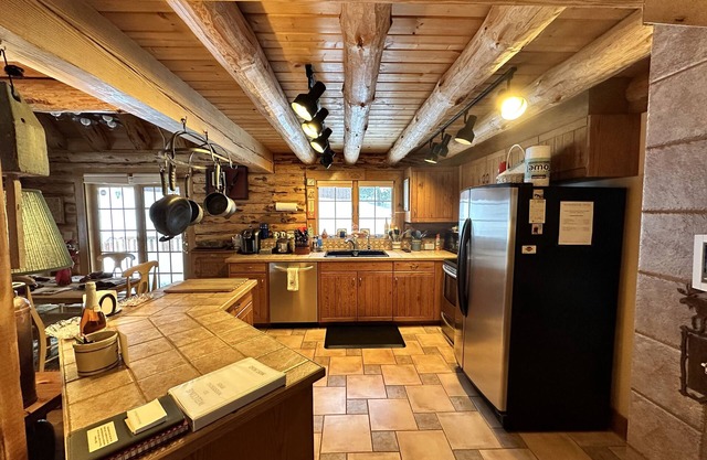 The Whispering Pines Cabin, A romantic hideaway from the stresses of work!