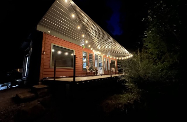 The WOODS Shipping Container Cabin-High Speed WiFi!-Hot Tub!-Covered Deck!-RELAX