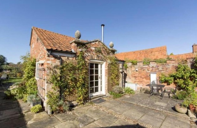 The Writer's Studio (stylish garden guesthouse)