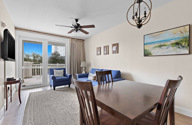 Third-floor condo with pool, high-speed WiFi & private washer/dryer