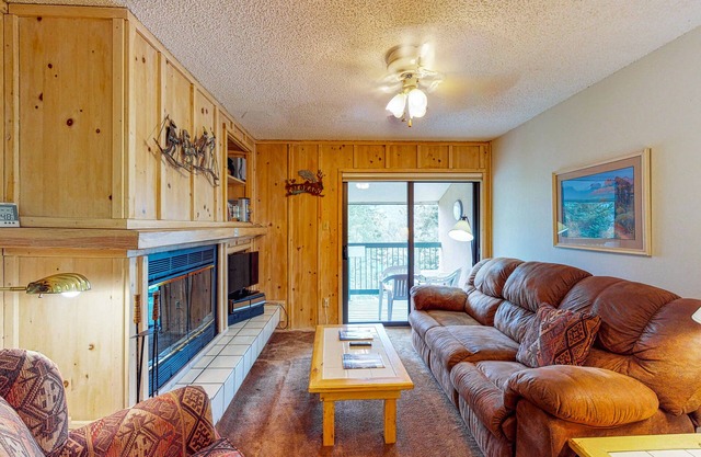 Third-floor mountain-view condo within walking distance of slopes