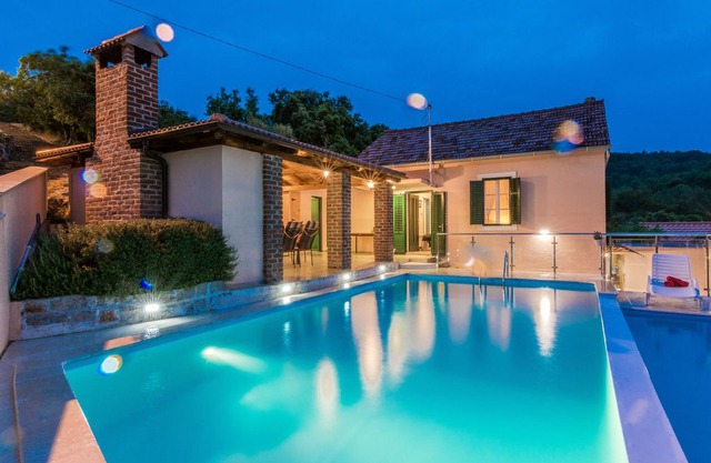This 3-bedroom villa for up to 6 guests is located in Mali Iz/Mali Iž and has a private swimming poo