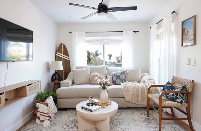 This apartment is a 1 bedroom(s), 1 bathrooms, located in Oceanside, CA.