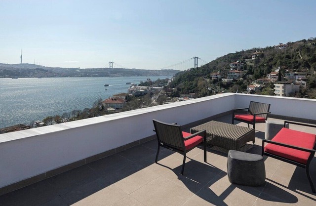 This apartment is a 3 bedroom(s), 2 bathrooms, located in Beşiktaş, İstanbul.