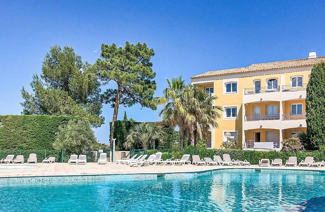 This beautiful apartment is located on the 2nd floor of a secured complex and offers its guests a go