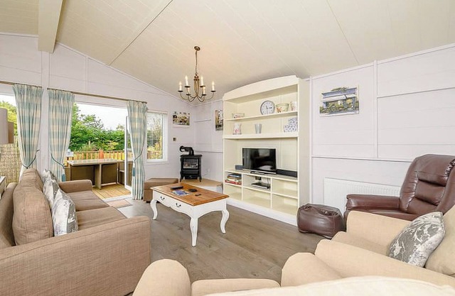 This boutique stylish lodge has one master double with en suite shower room.