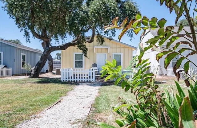 This cottage is a 2 bedroom(s), 2 bathrooms, located in Rockport, TX.
