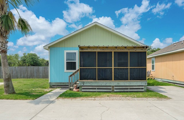 This cottage is a 2 bedroom(s), 2 bathrooms, located in Rockport, TX.