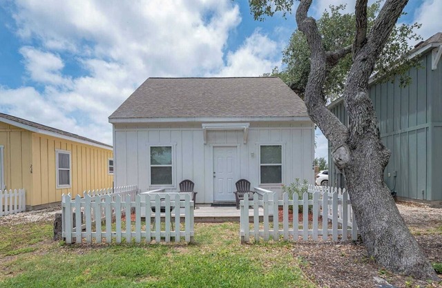 This cottage is a 3 bedroom(s), 2 bathrooms, located in Rockport, TX.