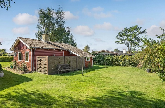 This cottage is located on Skåstrup beach and has signs of use, which at the same time give the hous