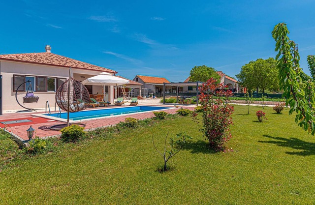 This cozy cottage with pool is located in small village Pakovo Selo, about 20 kilometers from the fa