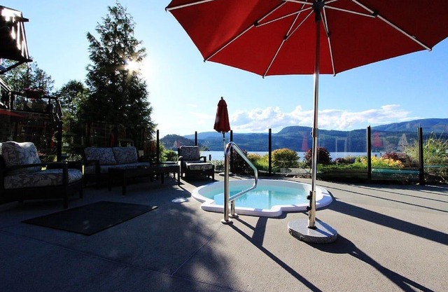 This exceptionally designed lodge offers comfort and luxurious living.