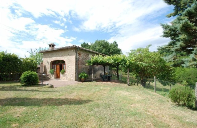 This ground floor house (55 sqm) consists of a living room with fireplace, satellite tv and kitchen