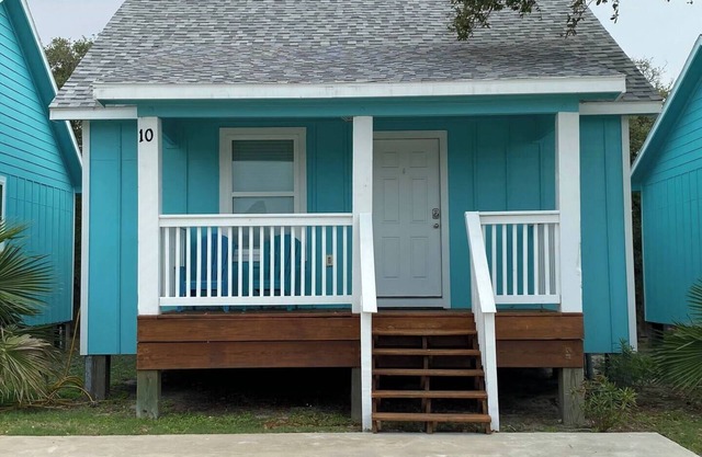 This house is a 2 bedroom(s), 1 bathrooms, located in Rockport, TX.