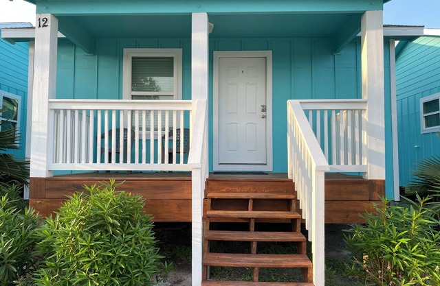 This house is a 2 bedroom(s), 1 bathrooms, located in Rockport, TX.