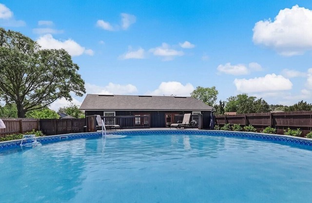 This house is a 3 bedroom(s), 2 bathrooms, located in Jacksonville, FL.