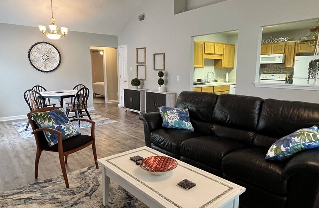 This house is a 3 bedroom(s), 2 bathrooms, located in Richmond Hill, GA.