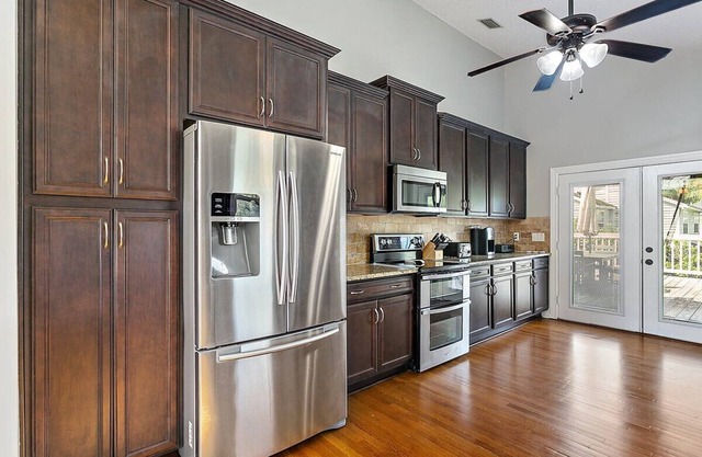 This house is a 4 bedroom(s), 3 bathrooms, located in Jacksonville, FL.
