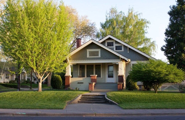 This house is a 5 bedroom(s), 3.5 bathrooms, located in Walla Walla, WA.