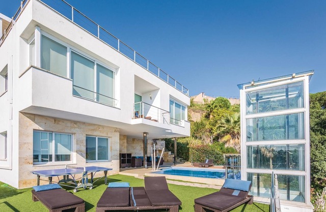 This luxury designer holiday villa is located in the well-kept urbanization "Vistamar" in Sant Cebri