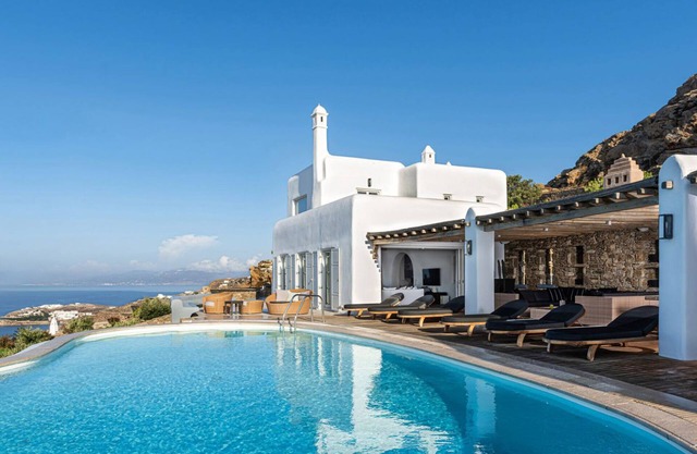This Luxury Retreat View is Just Stunning and its Location Unbeatable