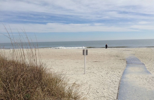 This Pet friendly 2-bedroom villa just a short walk to Folly Field Beach Park