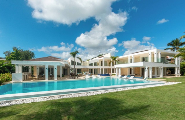. This prestigious estate, positioned majestically near the Marina and Playa Minitas,