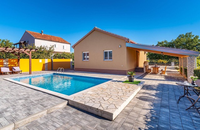 This small but nice vacation home impresses with its spacious property with pool, which provides ref
