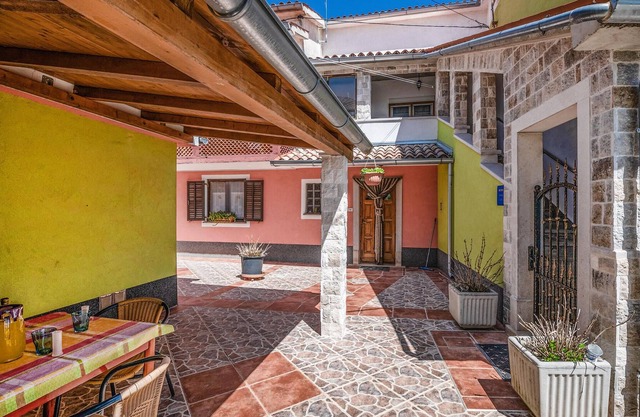 This vacation apartment is located in the small village of Festini.