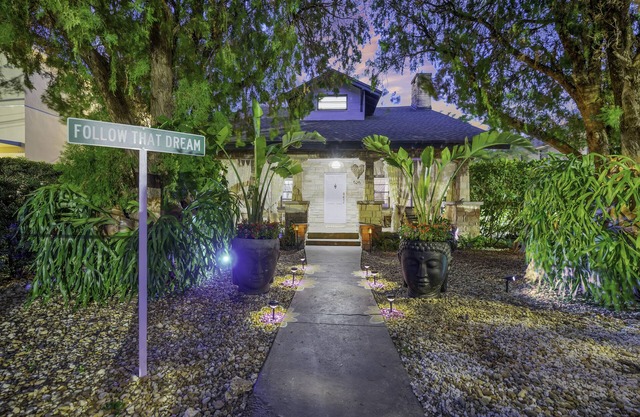 This villa is a 5 bedroom(s), 3 bathrooms, located in Miami, FL.